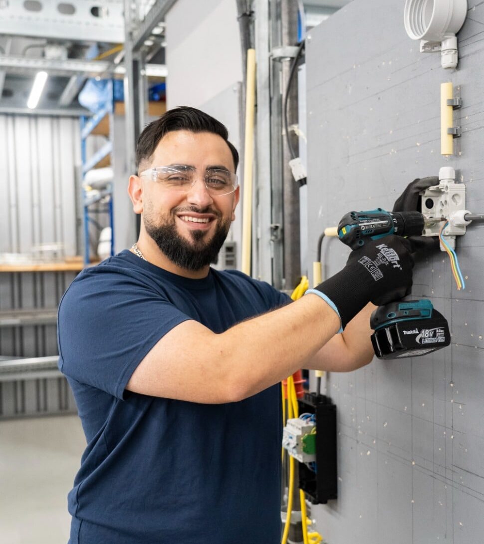 opleiding elektrotechniek: elektricien kijkt naar rechts