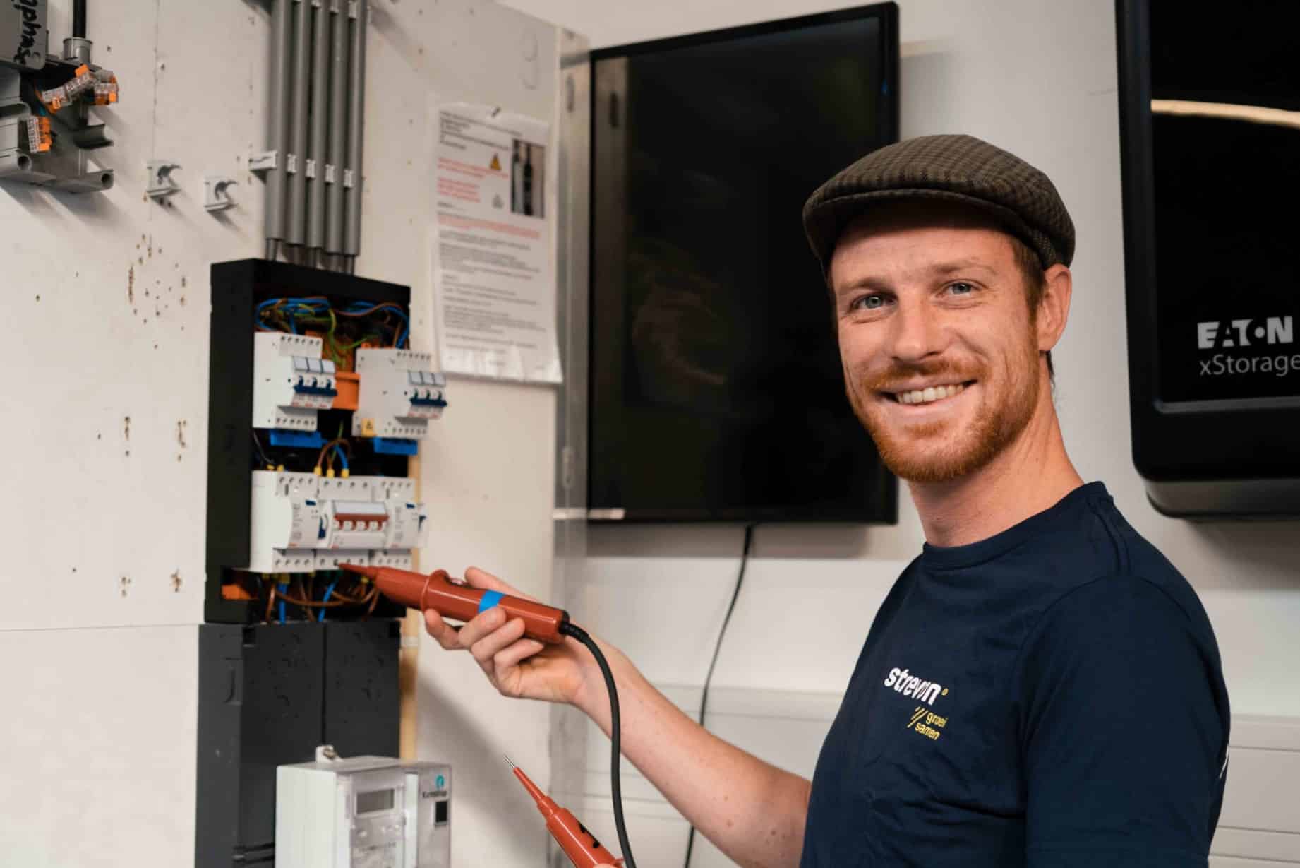 opleiding elektrotechniek: elektromonteur bij stoppenkast