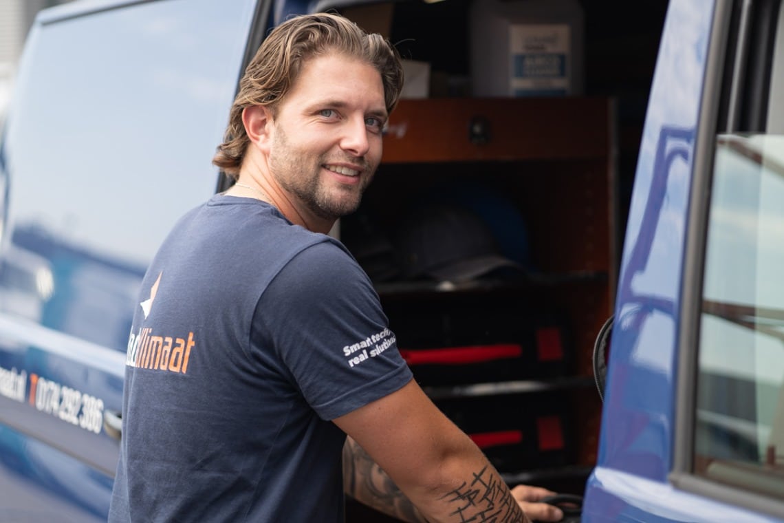 opleiding installateur: monteur kijkt camera in